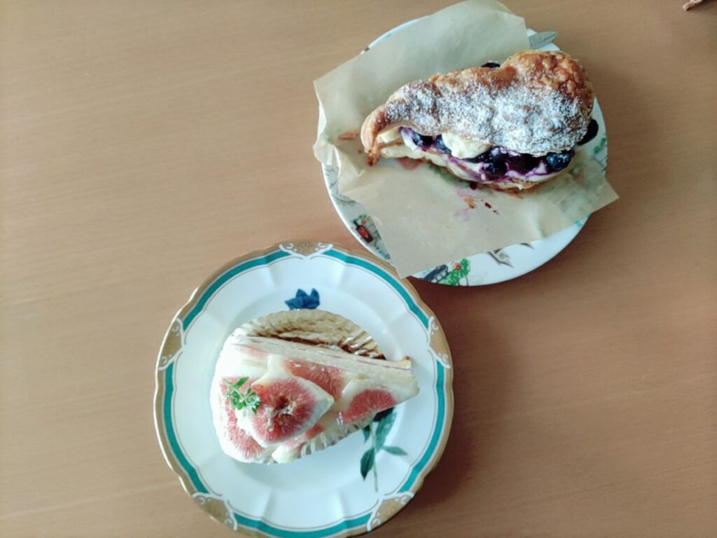 ブルーベリーのミルフィーユといちじくのショートケーキ